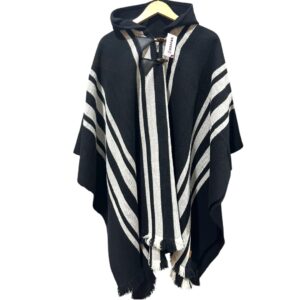 Poncho artesanal negro con franjas blancas