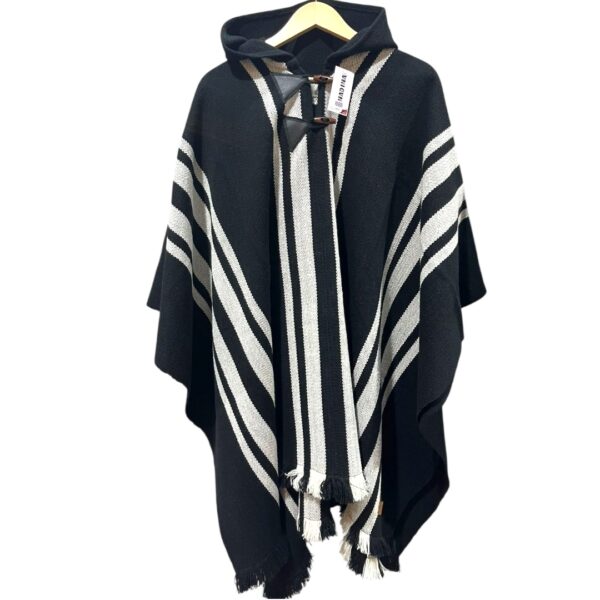 Poncho artesanal negro con franjas blancas