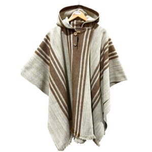 Poncho artesanal beige con franjas
